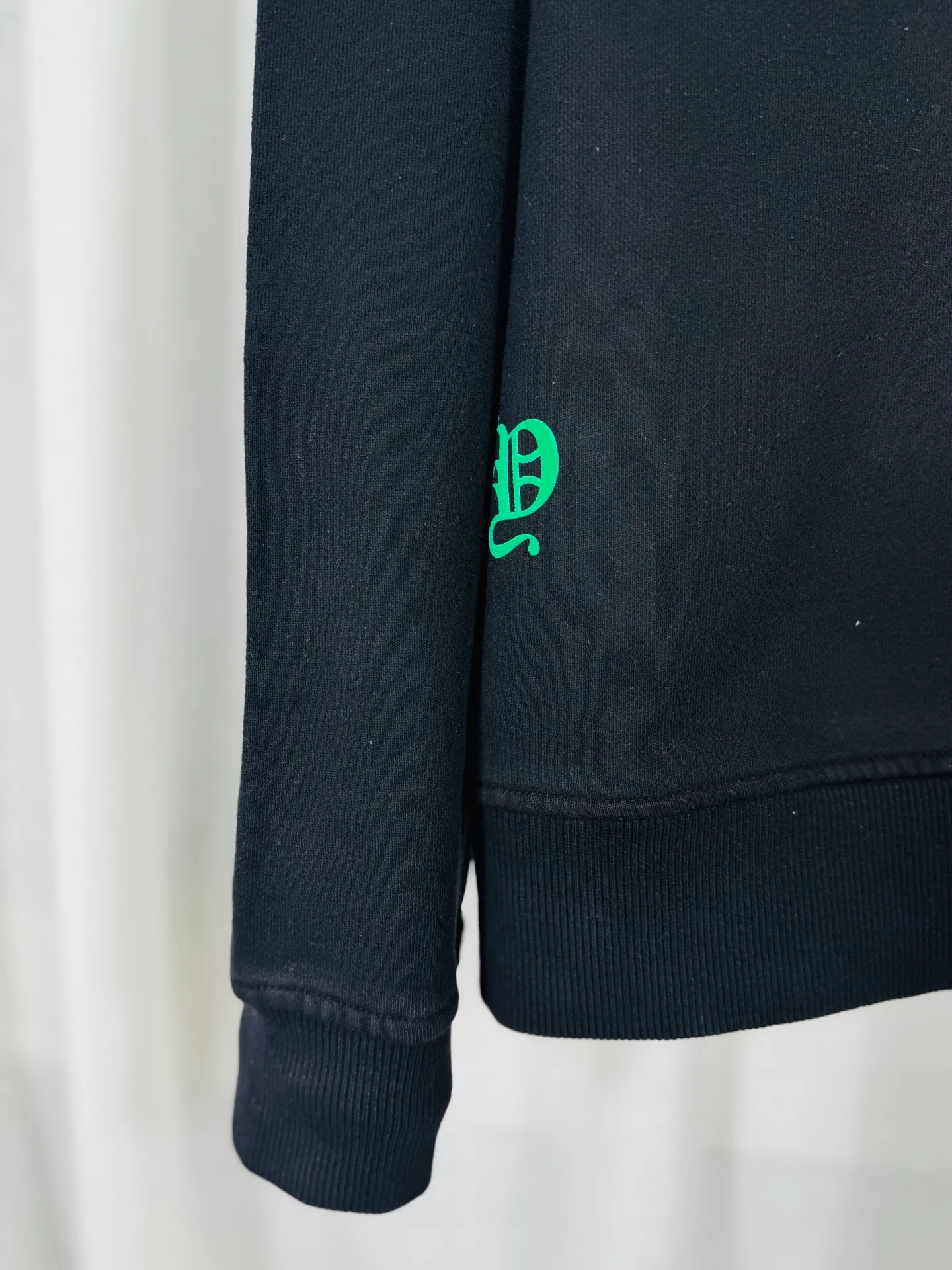P260 top version, real shot without P, ​​different from market currency) 𝗖𝗵𝗿𝗼𝗺𝗲 𝗛𝗲𝗮𝗿𝘁𝘀/Cro Heart 2025 Reflective Embroidery Beads Compass Embroidery Autumn and Winter New Original Counter American Laser Burnt 3D Diamond Embroidery Couple Casual Sweater 👑The highest version! Customized fabric 420g tripe terry fabric! American acid-washed and distressed original fabric laser burnt ✟appliqué embroidery and exquisite embroidery of letters! The best-selling model in the counter, very comfortable to wear. Accessories: original molded and authenticated collar label➕100% silk wash label. Genuine purchase-grade original hangtag➕matching hanging rope➕3D hanging beads➕original packaging bag. Craftsmanship: The original version has consistent wiring! The highest version of the armhole matching technique! Color: Black White Size: S M L XL Style No.: 9321